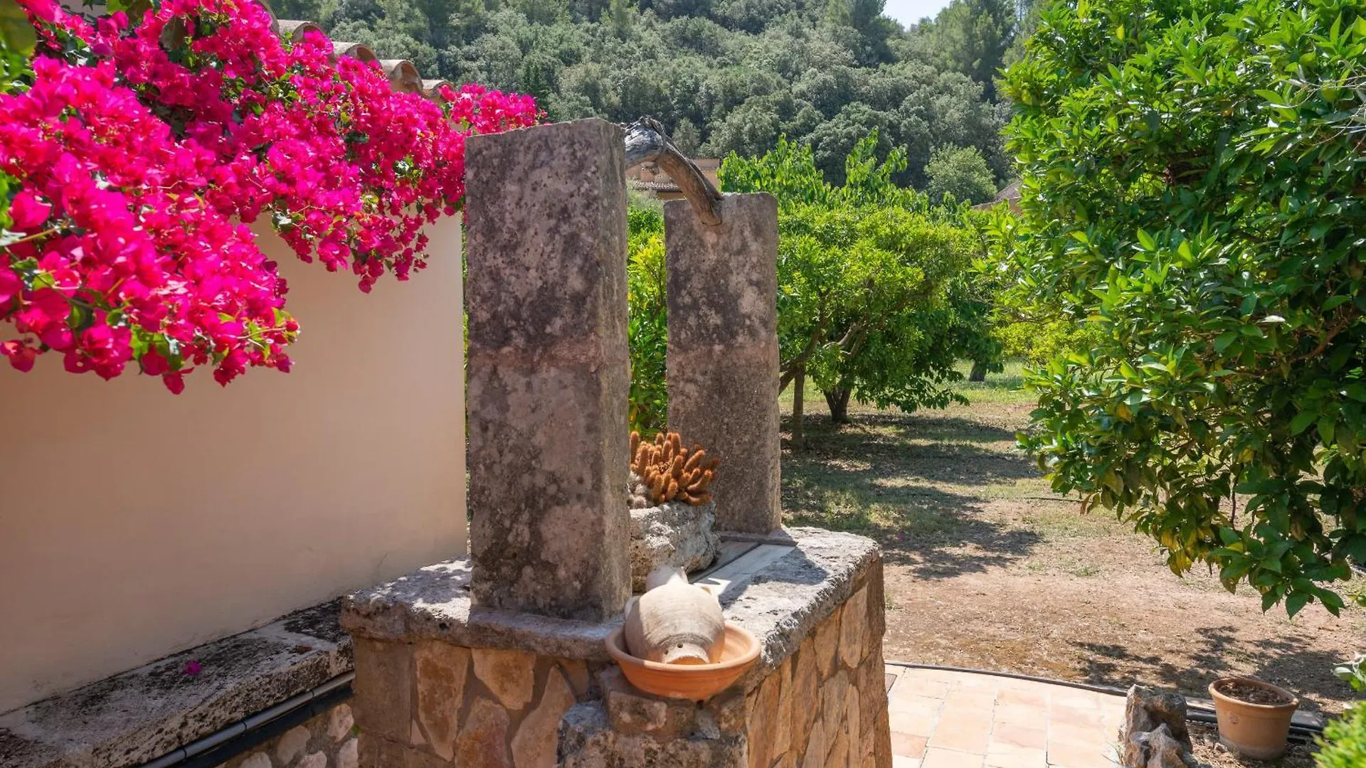 Villa Pont Roma With Pool, Mountain Views & Aircon بويينسا